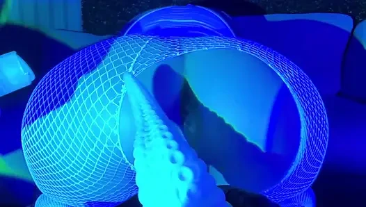 Круглая жопа с идеальной киской принимает массивный дилдо