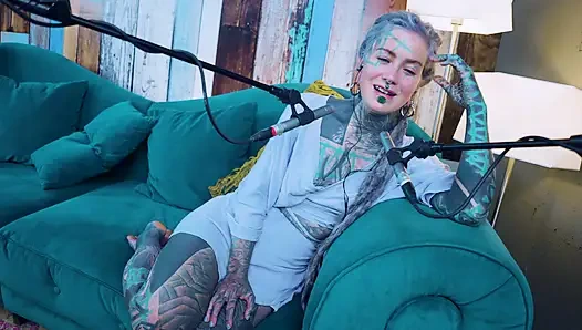 F hakkında konuşuyorum - korku - asmr podcast sfw konuşuyor gotik sıska kız dreadlocks dövmeli model dövmeli kız