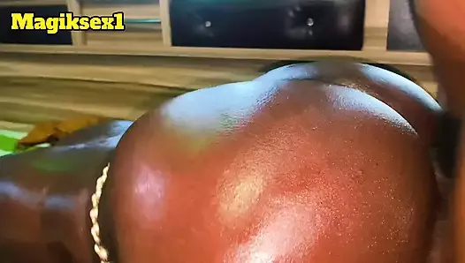 Смуглая девушка йоруба собирает горячий раком