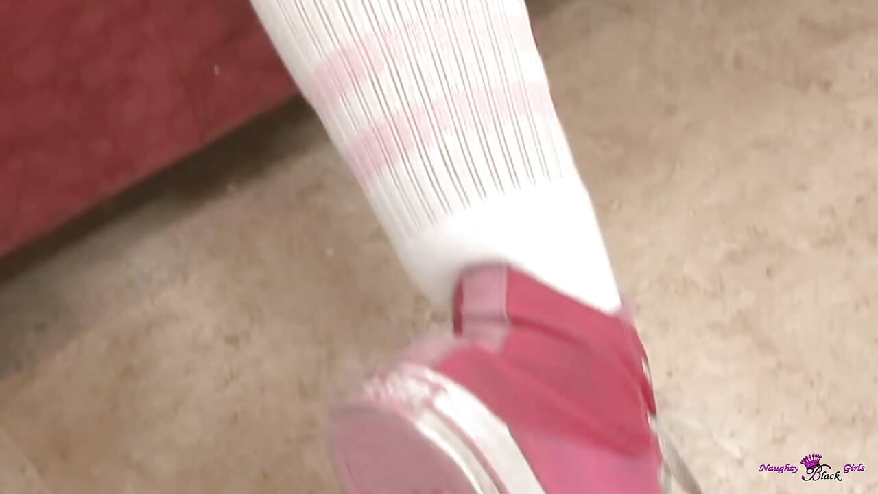 สาวผมบลอนด์นมใหญ่คนสวยคนนี้รู้วิธีควยใหญ่ของคนผิวดําในหีแน่น ๆ ของเธอ