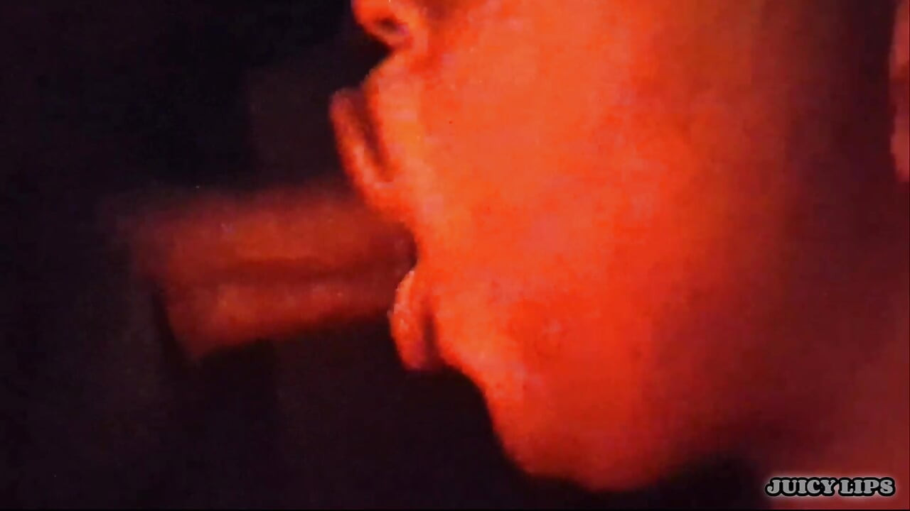 JUICY LIPS – přivádí ho do červené místnosti, kde nedbale kouří péro hluboko