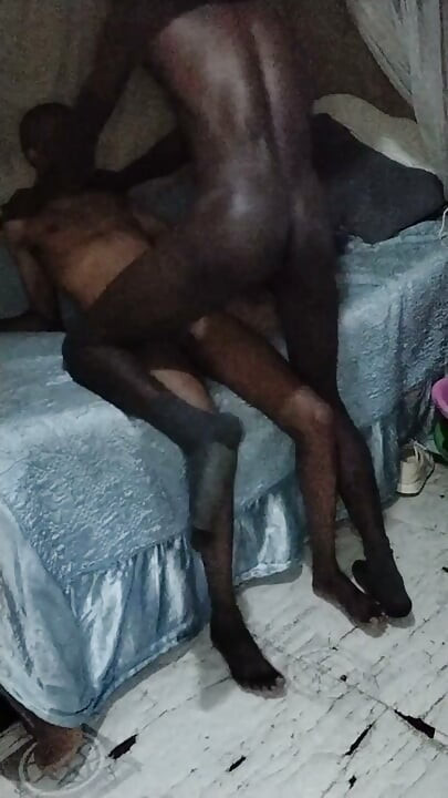 我的肯尼亚直男朋友为了收回我欠他的部门而生性交了我