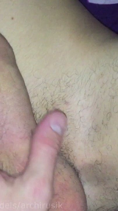 Twink'in sikilmiş göt deliği dölle akıyor! | Bölüm 1