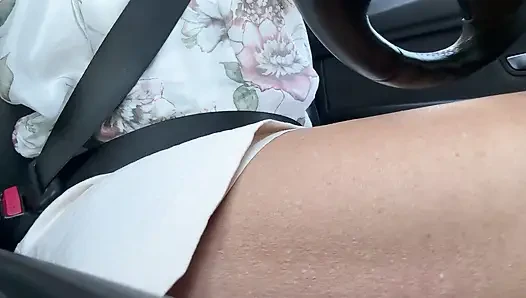 Heiße reife dame geht zur arbeit und weil sie geil ist, berührt sie ihre saftige muschi im auto