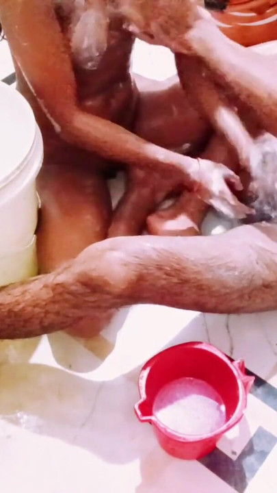 Soapy Desi Girl Bathroom Sex - Βρεγμένο μασάζ γίνεται σκληρό πορνό | Clip 1