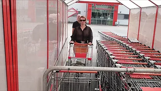 Süpermarket otoparkında seviştim