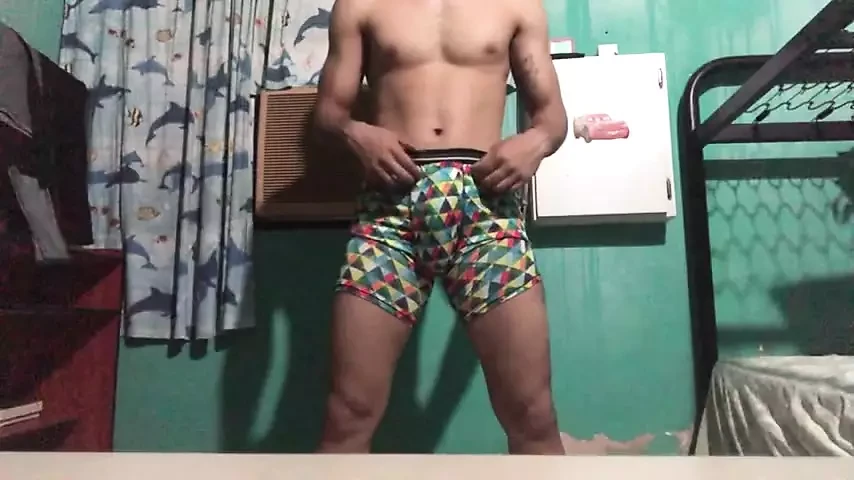 饥渴的拉丁女郎在直播中给他那又长的年轻鸡巴撸管 - Jovenpoder