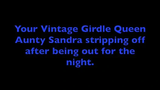 Vgq27 тетя Sandra раздевается после ночного секса