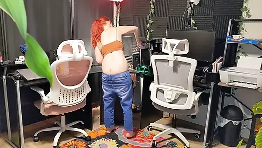 sokumu ev ofisinin tozlarını teşhir ediyor