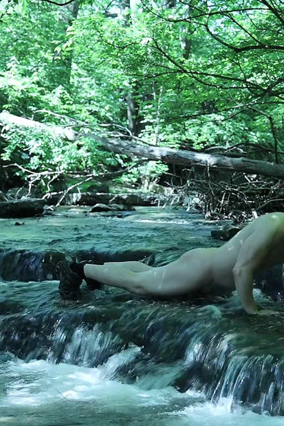 滝のそばで体を伸ばし、少しだけプライベートな時間をこっそり取ろうとしている