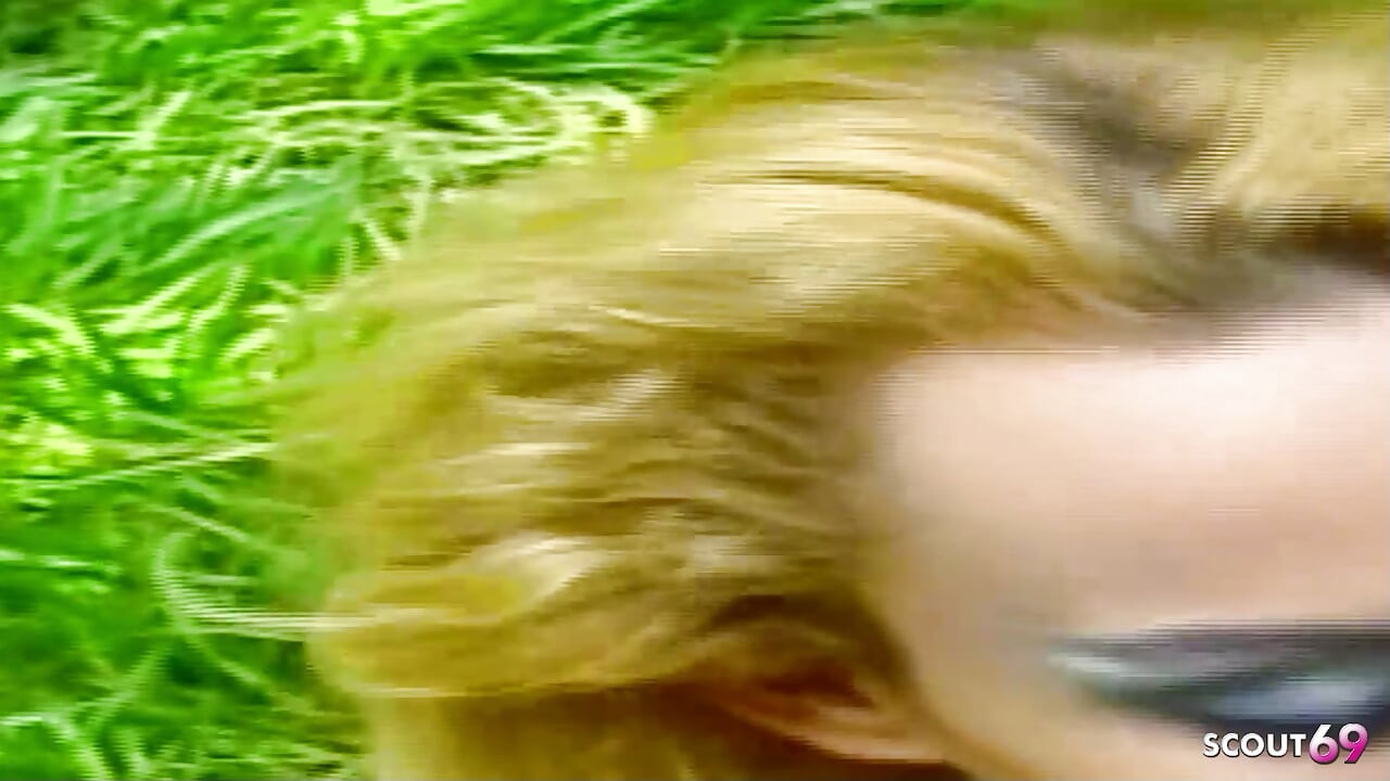 Блондинку-транссексуалку трахают в лесу в ее тугое очко