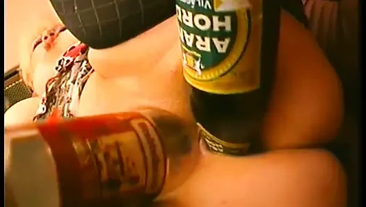 Pelacur dewasa gemuk dengan pakaian mengebor lubangnya dengan botol dan pisang