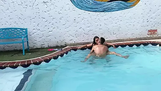 THE NEIGHBOR LEAVES HER HUSBAND AT HOME TO FUCK THE FIRST SEE IN THE POOL