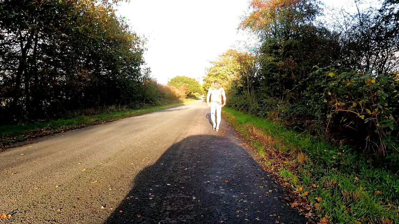 แต่งตัวข้ามเพศ Kellycd2022 เพื่อขับรถลงถนน