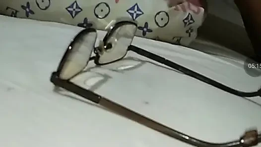 Лижет мокрую киску к заднице, ли она кончает