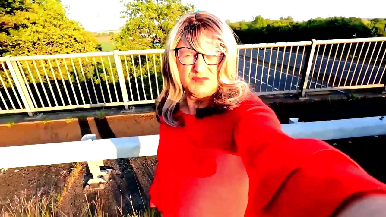 Amateur crossdresser Kellycd2022 masturbating in the sun