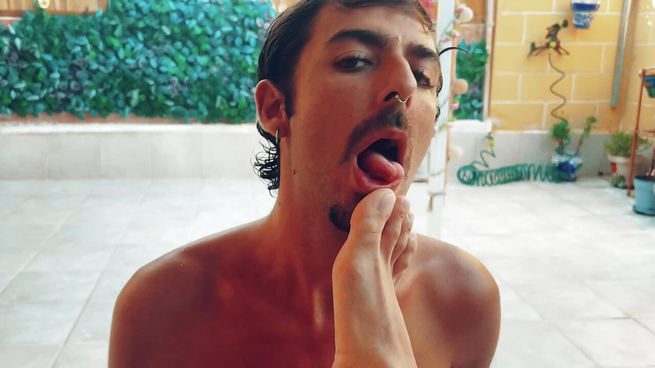 Worshipping Lucas : Intense feet service and licking