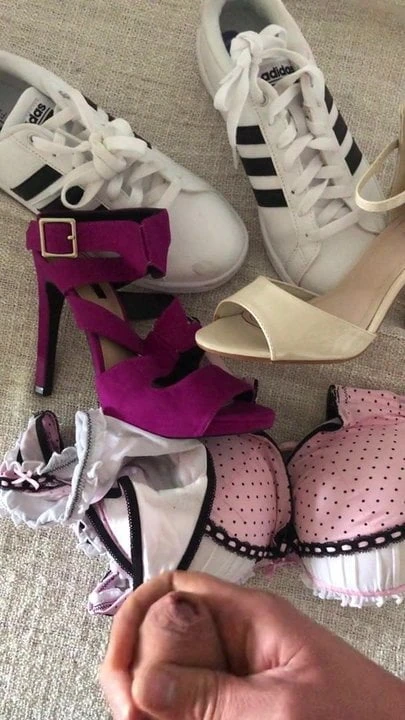 Seksi yüksek topuklu spor ayakkabı sutyen üzerinde boşalmak