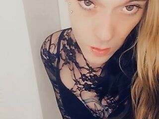 Маленькая транссексуалка в черном платье хочет большие хуи внутрь