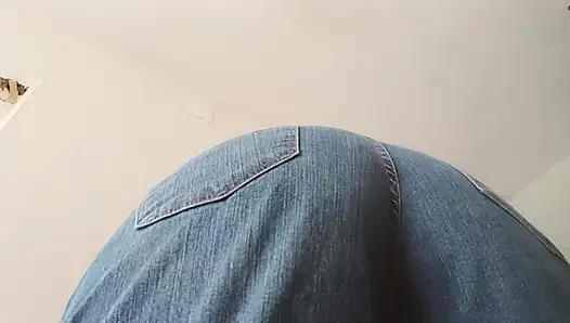Gadis gemuk dengan toket besar alami lagi kentut sambil pakai celana jins