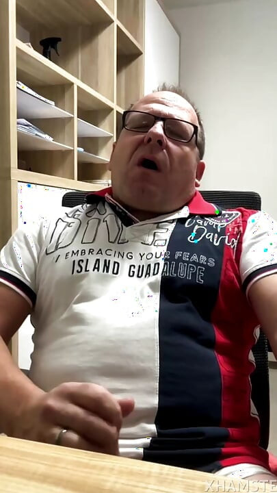 Maduro macho se pega un pajote en su gran polla mirando a cam