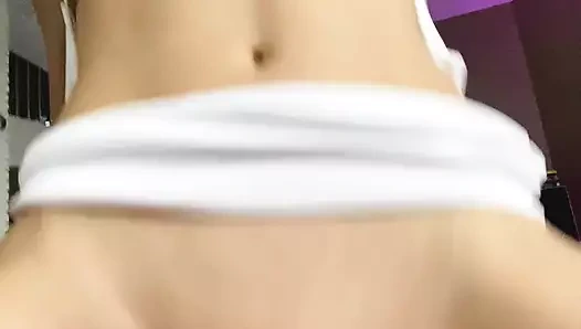 Он заполнил рот похотливой крошке горячей липкой спермой, и она съела все это (видео от первого лица)