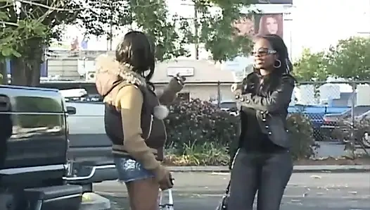 Dua cewek kulit hitam hot lagi asik muasin memeknya pakai mainan seks