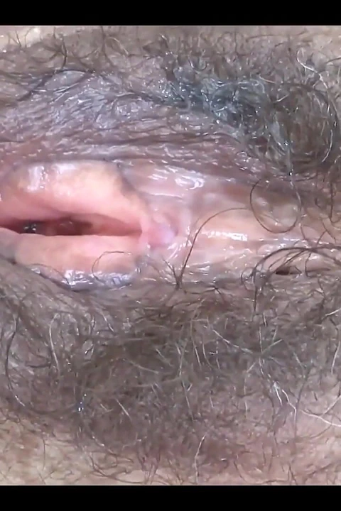 美丽的 59 岁继母炫耀她毛茸茸的大阴户，需要大鸡巴来操她