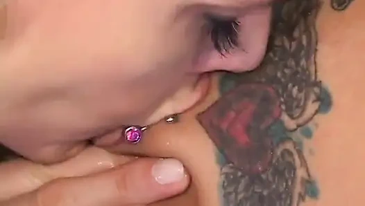 Sarışın lezbiyen bebek amını yalatırken inliyor