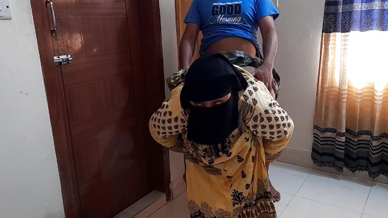 Indische Desi meid met dikke kont geneukt door baas
