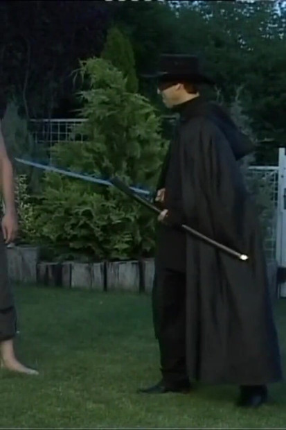 Dvije prekrasne plavuše kurve jebane u guzu i svršene od tri monstruozna crna kurca