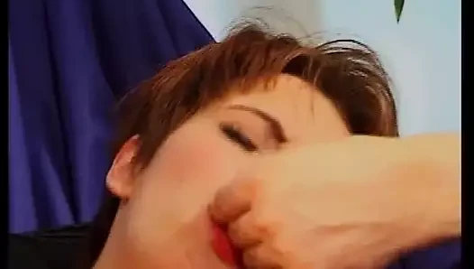 Ehefrau reacht sich und geht mit besten Freunden in den Gangbang