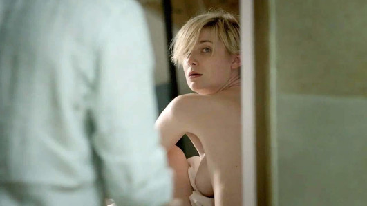 Elizabeth Debicki, scène seins nus sur scandalplanet.com