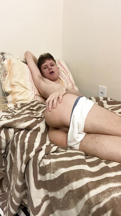 Twink slabăn își arată pula mare și fundul mare și rotund