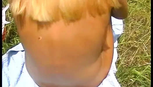 Cewek pirang berjembut mengisi memeknya dengan wortel di luar ruangan