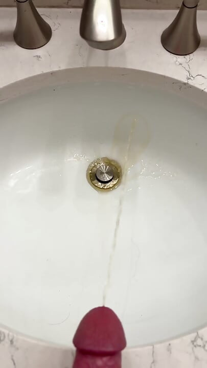 Ağır çekimde lavabo sidik