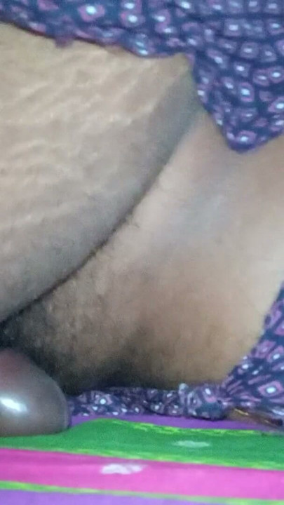 Femeie sexy din satul indian futându-și pizda după masaj | Clip 1