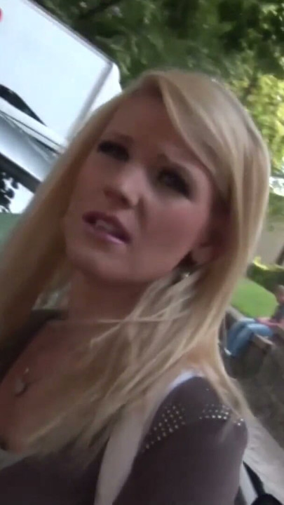 pervese blonde steigt in den Bumsbus ein und wird zerfickt | Clip 1