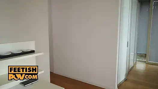 Горячая крошка-милфа Karina King доводит ваш член до кульминации с дрочкой и трахом