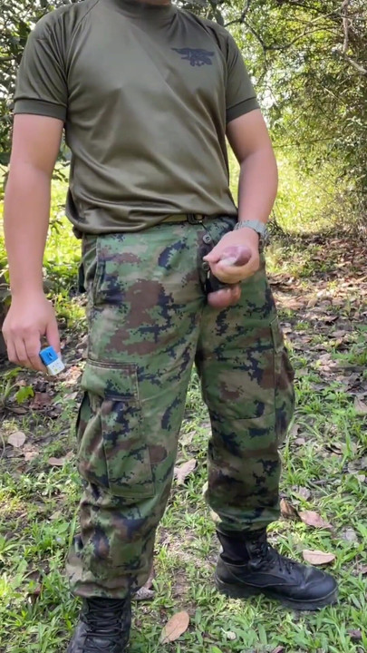 Zadivljujući trenutak iz "Vojnik drka i svršava na poslu"