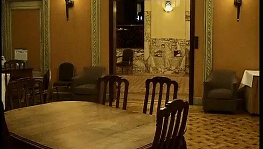 Cewek hot rambut pirang ini lagi asik fingering lubang pantatnya sampai menganga lebar