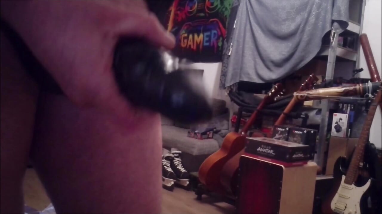 Cowok kulit hitam kontol besar ini lagi asik masturbasi sambil dientot habis-habisan sama kontol raksasa pria kulit hitam