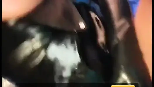 Cewek rambut cokelat melucuti gaun lateks dan memeknya dipompa