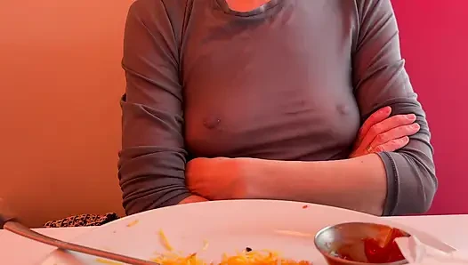 Makan siang di restoran dengan baju atasan yang benar-benar kencang mengekspos putingku yang ditindik dan payudara seksi