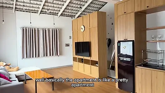 Seorang agen properti cantik ingin berhubungan seks dengan saya di apartemen yang dia tunjukkan