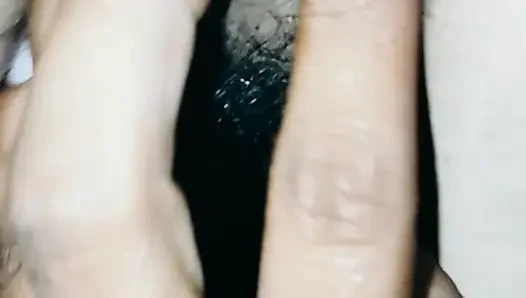 Girlfriend ke chut me ungli ghusa di closeup
