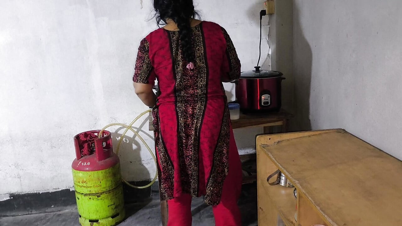 Η θεία μου μαγείρευε, οπότε την αγκάλιασα και άρχισα να τη γαμάω από κώλο.