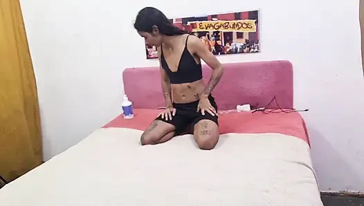 100 анал с молодой девушкой, смеющейся, давая ее задницу