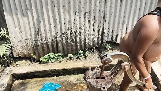 Desi pados ki bhabhi ko nahate samay land Chus aaya