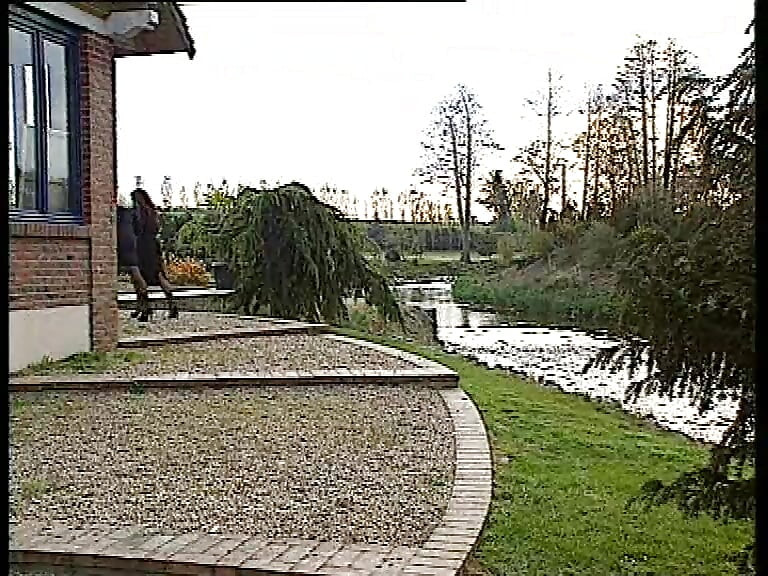 Καυτή υπηρέτρια ρουφάει πούτσο σε παθιασμένο στοματικό παροξυσμό